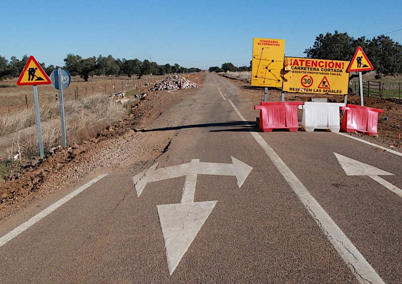 Corte en la carretera provincial BA-079, de Hornachos a Hinojosa del Valle