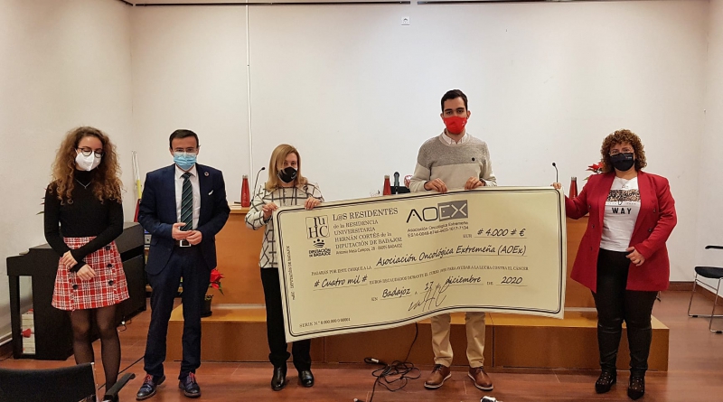 Los estudiantes de la Residencia Universitaria Hernán Cortés recaudan 4.000 euros para la Asociación Oncológica Extremeña