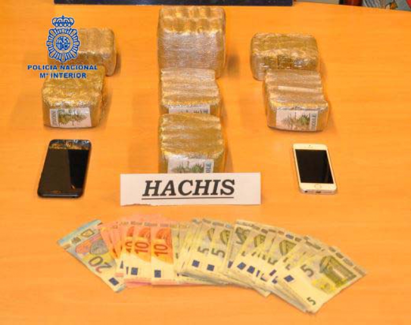 La Policía Nacional detiene a un hombre que portaba más de 4 kilos de hachís en su vehículo