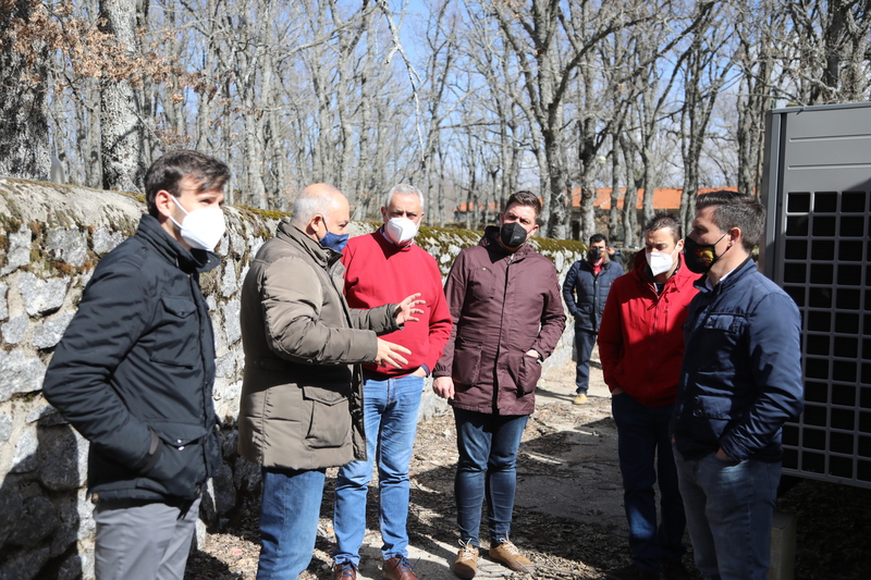 El presidente de la Diputación visita las obras realizadas en la Hospedería La Serrana, 'un motor más de desarrollo en el Valle del Jerte'