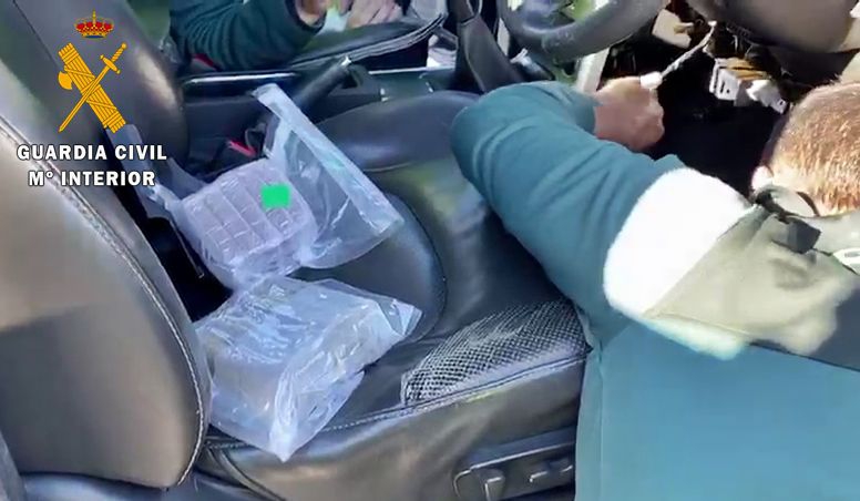 La Guardia Civil detiene al conductor de un camión cuando transportaba 30 kilos de hachís