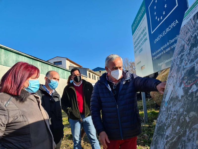 Begoña García valora las obras realizadas en diversos caminos del Jerte