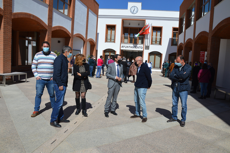 El presidente de la Diputación visita el nuevo edificio del ayuntamiento que ha estrenado La Zarza