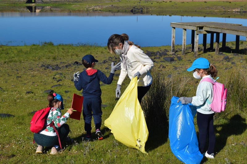 Voluntarios retiran 400 kilos de basura abandonada a orillas de una docena de ríos y embalses