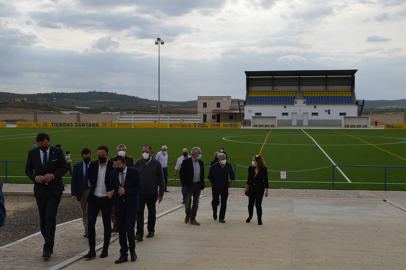 Gallardo visita el nuevo centro de interpretación y el estadio municipal de Zalamea de la Serena