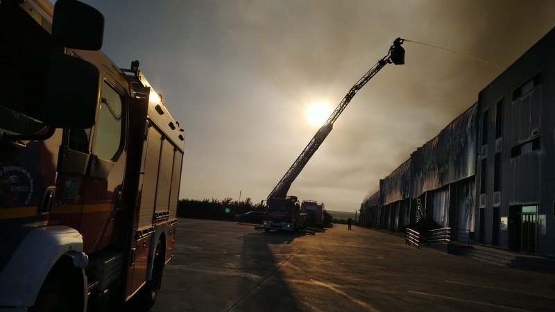 Siete parques de bomberos del CPEI han intervenido en las labores de extinción del incendio en las instalaciones de la planta frutícola de Mérida