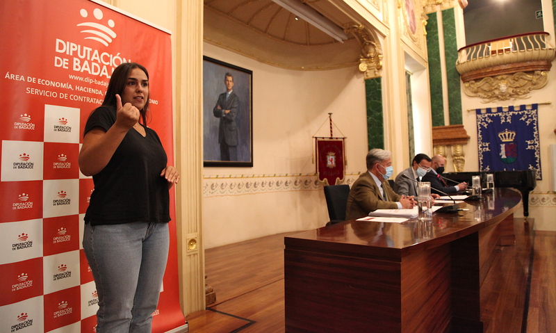 La Diputación de Badajoz estrena servicio de interpretación de lengua de signos en sus plenos