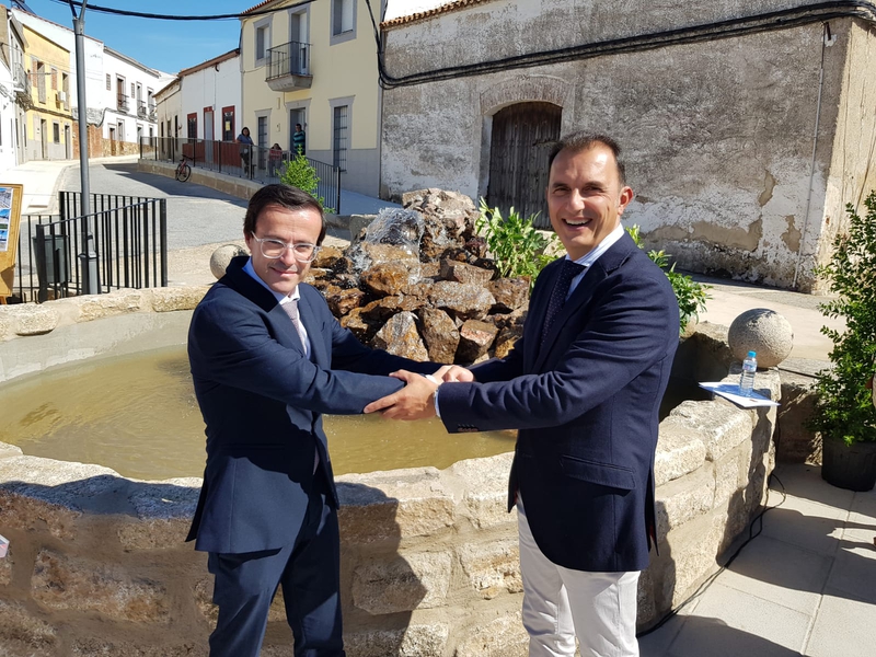 El presidente de la Diputación de Badajoz inaugura la Plaza Nueva de Esparragalejo