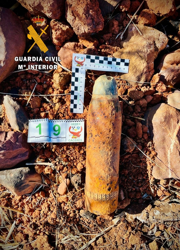 Desactivan dos proyectiles de artillería de la Guerra Civil hallados en una finca de Monterrubio de la Serena