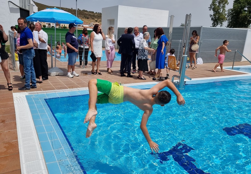Rena ya disfruta de su nueva piscina municipal de verano