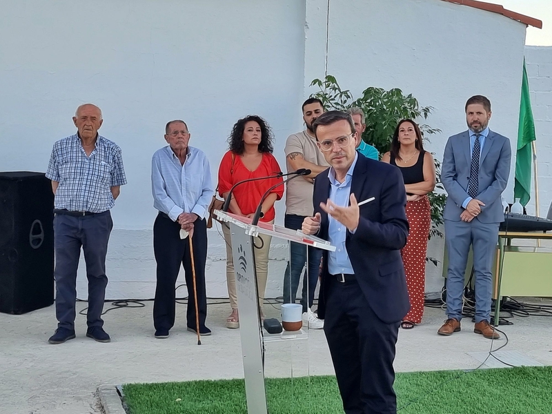 El presidente de la Diputación visita el nuevo campo de fútbol de césped artificial de Salvatierra de los Barros