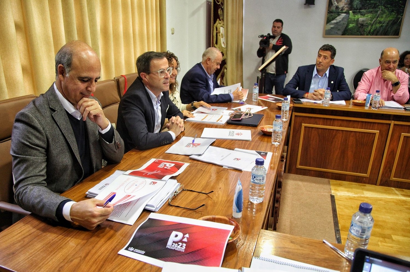 El equipo de gobierno se reúne en Jerez de los Caballeros para perfilar el presupuesto provincial de 2023