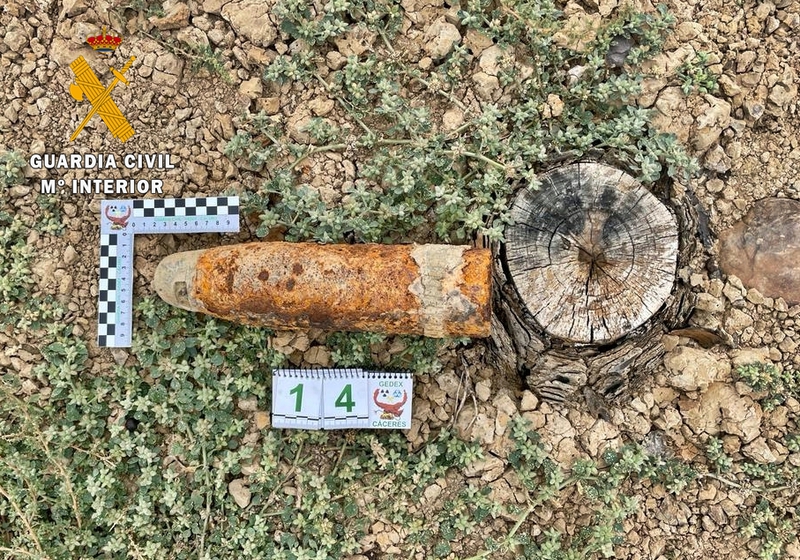 Desactivado un proyectil de artillería de la Guerra Civil hallado en una finca de Peñalsordo