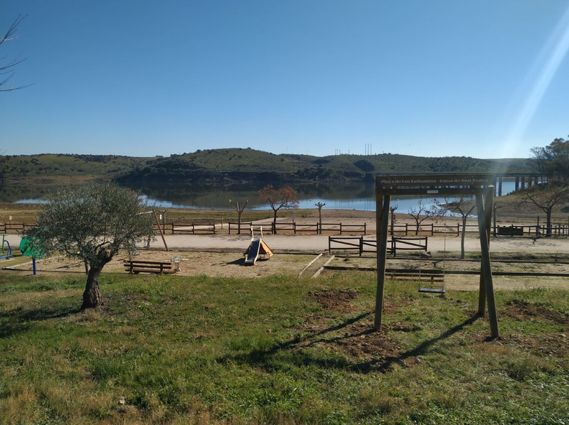 La Diputación de Badajoz instala columpios fotografiables en las ocho playas con Bandera Azul de la provincia