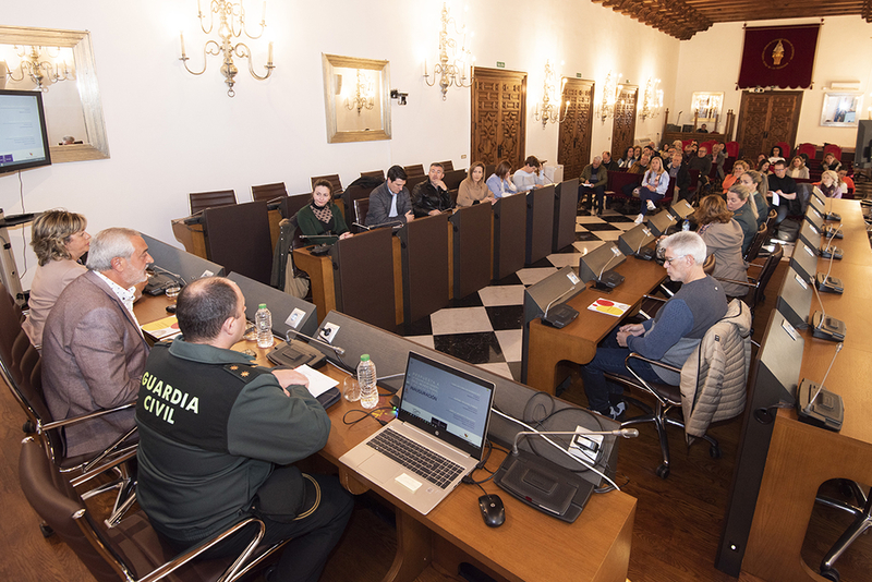 Representantes municipales conocen la labor del equipo VioGn de la Guardia Civil para combatir la violencia contra la mujer en el medio rural