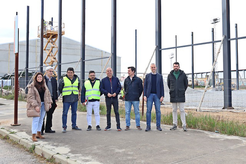 Comienzan las obras de la segunda pista deportiva del pabelln municipal de Arroyo de la Luz