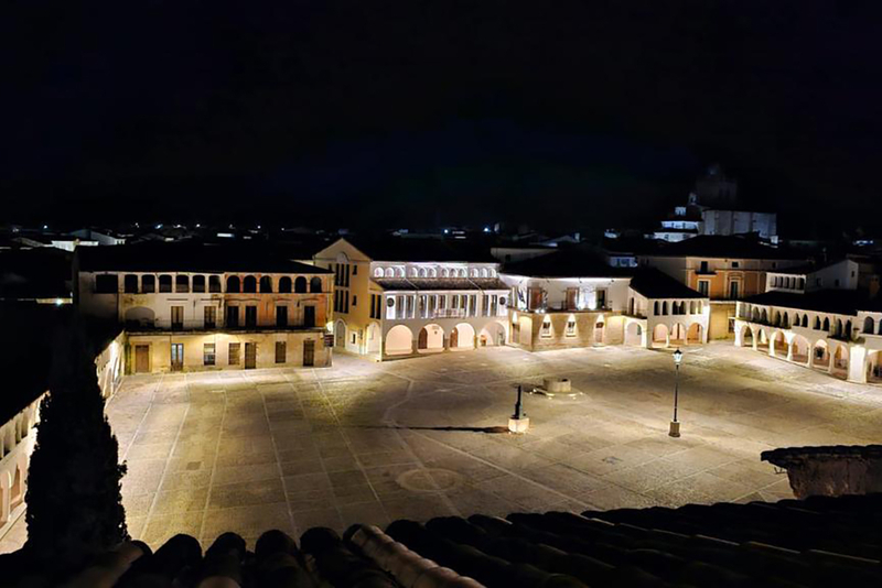 La Plaza Mayor de Garrovillas estrena iluminación integral que realza su valor y consigue ahorro energético