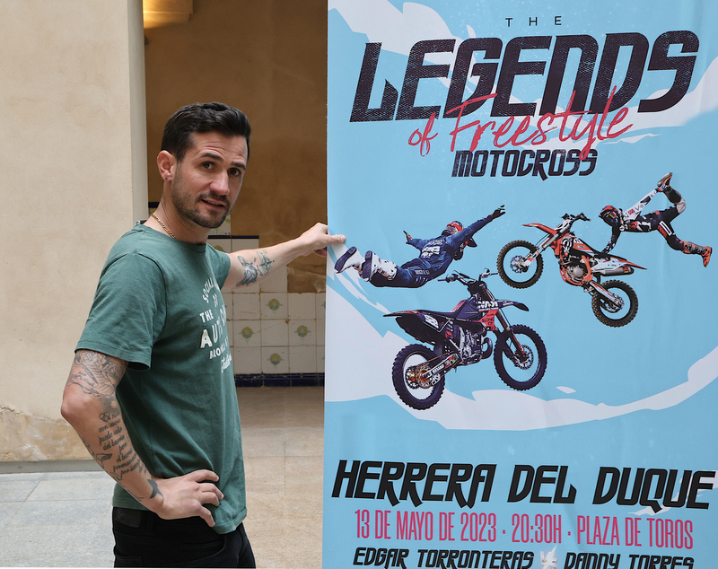 La plaza de toros de Herrera del Duque acoge un espectculo de 'freestyle motocross'