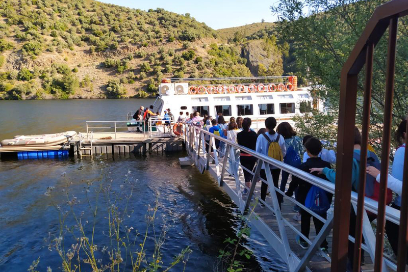 Escolares de centros educativos de la Reserva de la Biosfera Transfronteriza Tajo-Tejo Internacional conocen los recursos del río Tajo desde el barco 