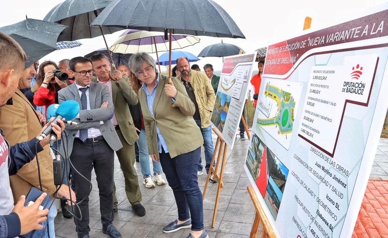 El presidente de la Diputación visita la nueva variante de Orellana la Vieja que conecta con la playa Costa Dulce