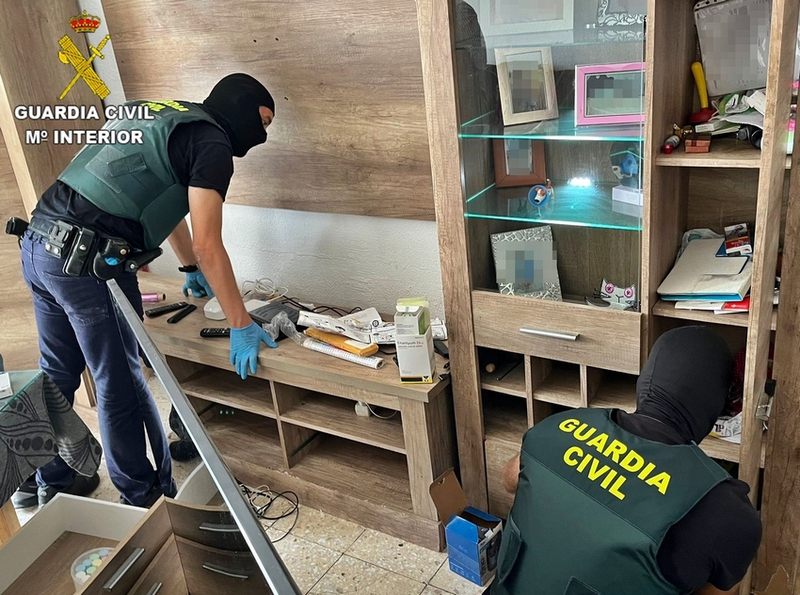 La Guardia Civil desmantela dos puntos de venta de drogas en Olivenza