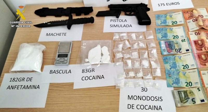 La Guardia Civil detiene a un vecino de Higuera la Real por traficar con drogas  