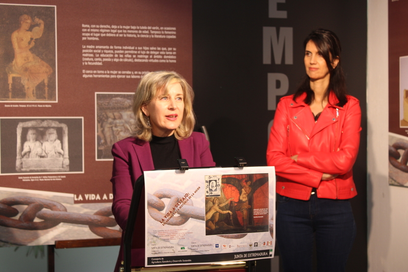 El Museo Etnográfico de Villafranca de los Barros acoge la muestra itinerante 'La vida a destajo. Eslabones en la historia de la mujer'