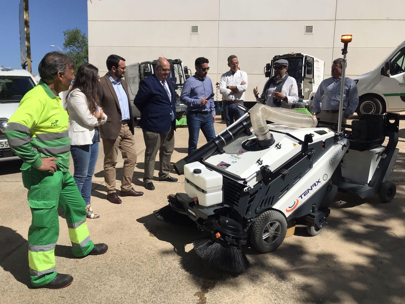 Tecnología punta para limpiar Zafra: barredora, triciclos y carros eléctricos y silenciosos