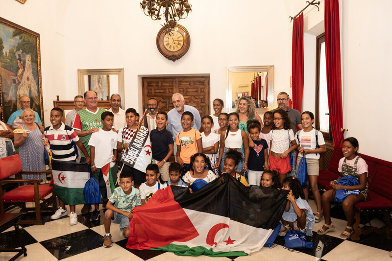 El presidente de la Diputación de Cáceres recibe a las niñas y niños saharauis participantes en el programa “Vacaciones en Paz”