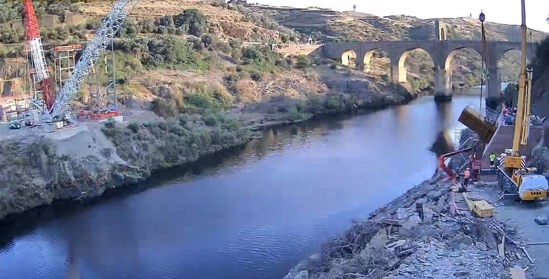 El nuevo Puente de Alcántara cuenta ya con las primeras piezas del arco y se prevé que termine en el verano de 2025