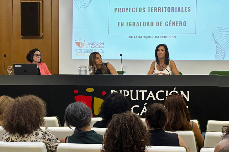 Diputación de Cáceres perfila con las mancomunidades proyectos destinados al empoderamiento de la mujer en el mundo rural