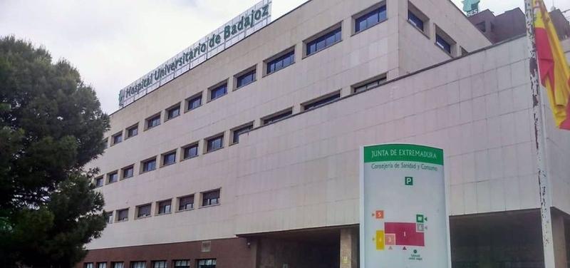 Herido grave un varón de 45 años en la colisión entre un turismo y un camión cerca de La Albuera