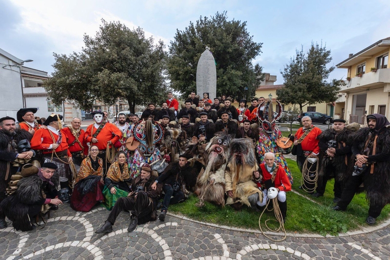 Jarramplas y Carantoñas desfilan en el Carnaval de Mamoiada en Cerdeña, Italia