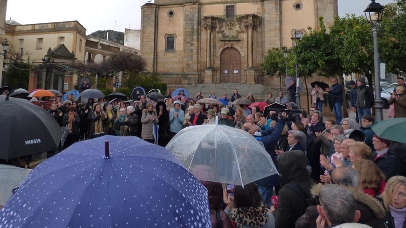 Castuera guarda un minuto de silencio en memoria de su vecina la educadora social asesinada en Badajoz