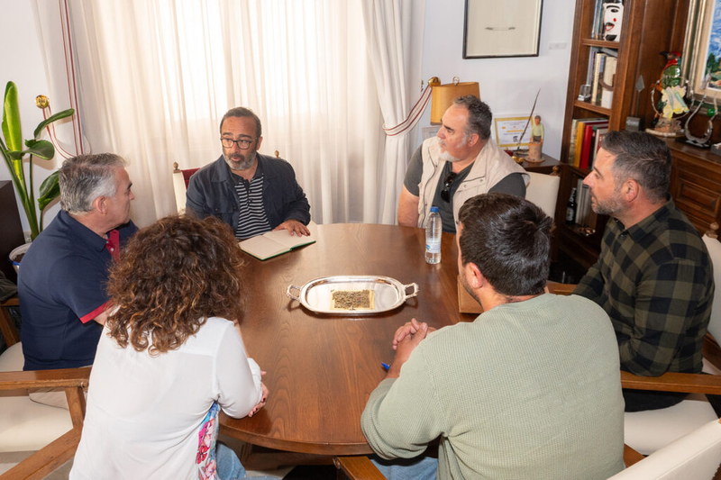El presidente de Diputación de Cáceres se reúne con agricultores de Manzanilla Cacereña, que trabajan por la diferenciación de esta variedad
