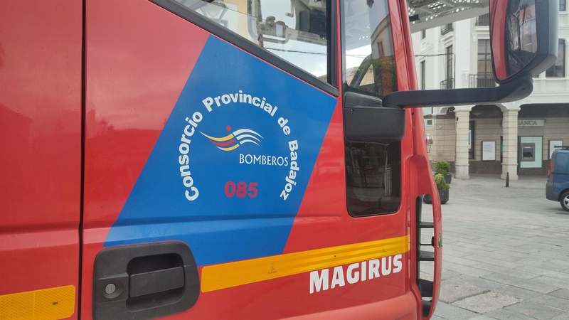 Un hombre de 78 años es rescatado por los bomberos de su coche tras empotrarse en un comercio en Don Benito