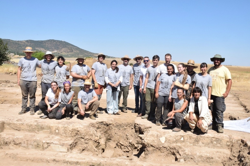Una docena de jóvenes arqueólogos excavan la zona del mercado y las termas en el yacimiento romano de Regina