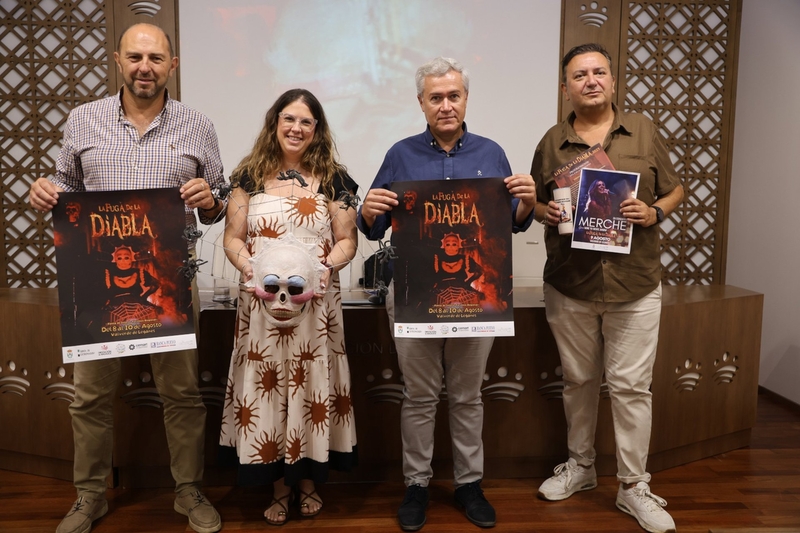 Valverde de Leganés llena su noche de música, fuego y teatro para revivir la leyenda de La fuga de la Diabla
