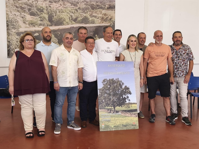 Galdakao realiza una visita oficial a Valencia de las Torres para celebrar el 27º aniversario de su hermanamiento