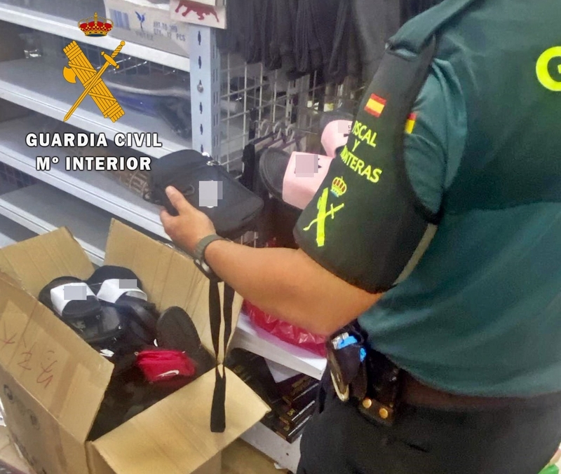 Incautados casi 8.000 artículos de pirotecnia expuestos para su venta ilegal en un local de Fuentes de León