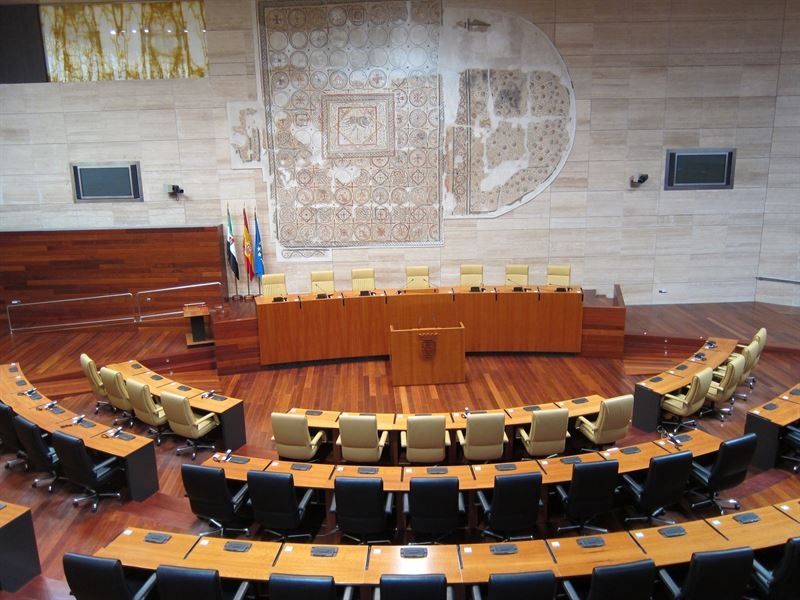 La Asamblea de Extremadura debate este martes las tres enmiendas a la totalidad de PP, Podemos y Ciudadanos