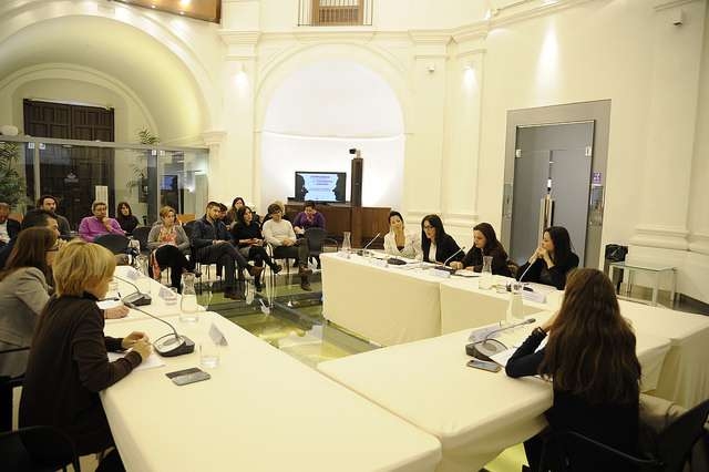 Una mesa redonda en la Asamblea de Extremadura analiza el tratamiento de la violencia de género en los medios