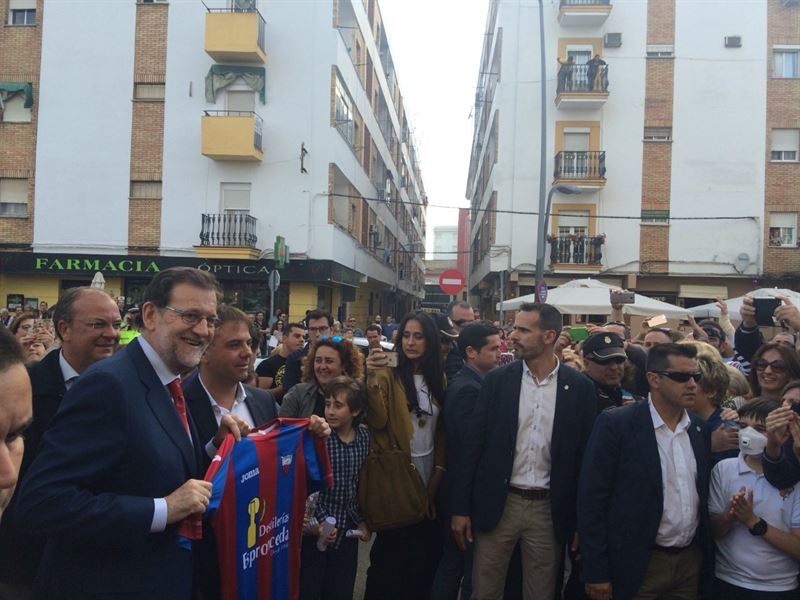 Rajoy recibe una camiseta del 'Extremadura' y se hace 'selfies' con vecinos de Almendralejo en su paseo por la ciudad