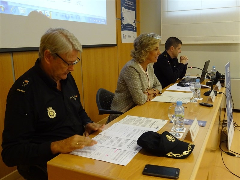 Un programa creado por la Policía Nacional pretende aportar una mejor educación digital a las familias en Extremadura