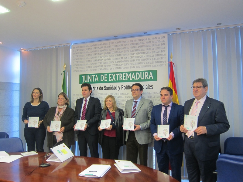 La Asociación Oncológica de Extremadura edita 1.000 guías de apoyo a pacientes con cáncer de la región