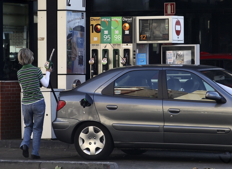 El PSOE quiere obligar por ley a las gasolineras de Extremadura a tener personal para atender al consumidor por el día
