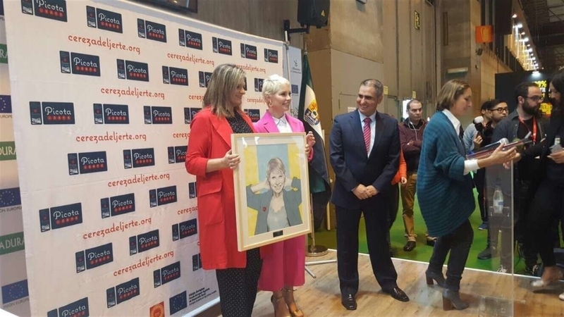 La cantante extremeña Soraya Arnelas el premio a la Excelencia Picota del Jerte