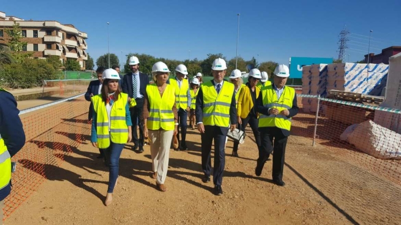 La portavoz de la Junta visita, junto al ministro Rafael Catalá, los terrenos donde se construye la Ciudad de la Justicia de Badajoz