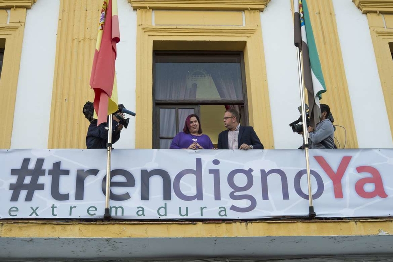 Begoña García participa en la colocación de la pancarta 'Por un tren digno Ya' en el Ayuntamiento de Mérida