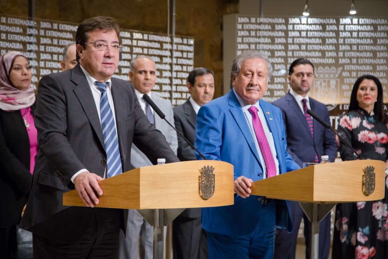 Fernández Vara recibe a una delegación del Consejo de los Embajadores Árabes en el Reino de España
